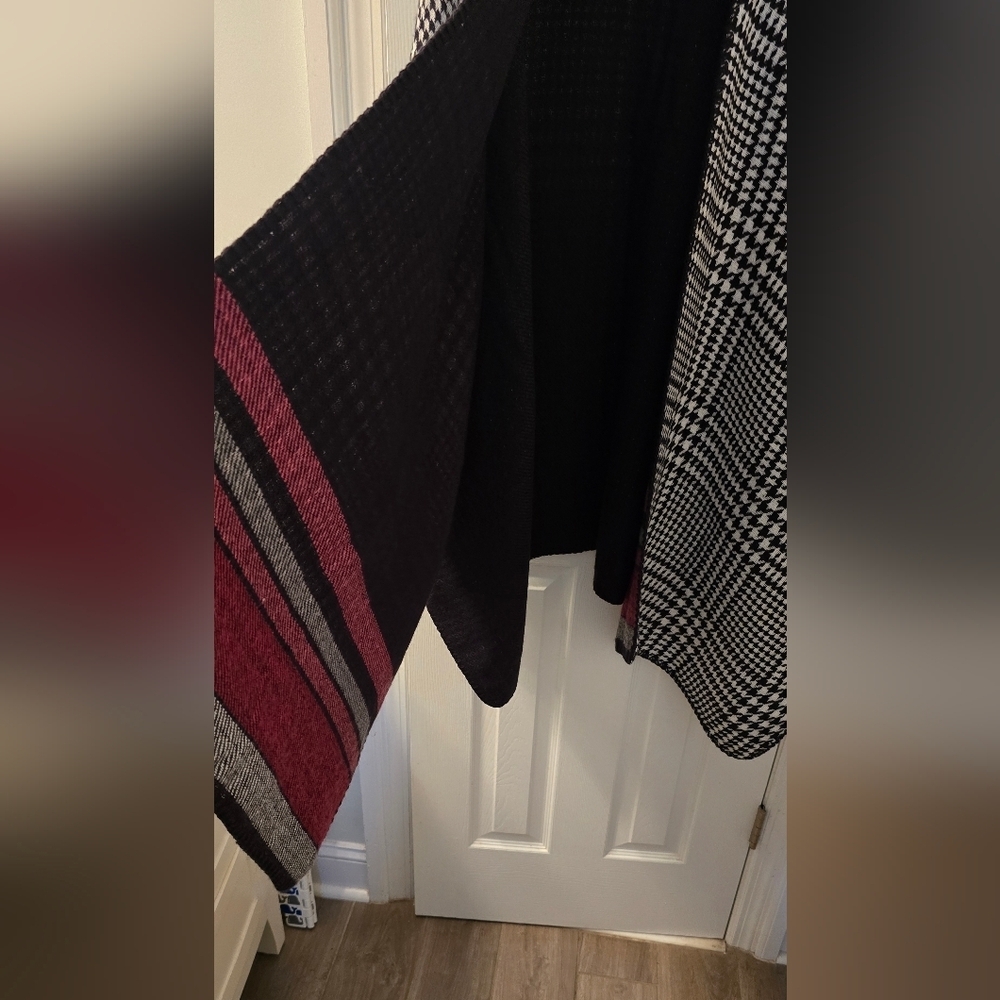 Two In One!  Reversible Black and White Houndstooth Poncho,  One Size (1105) - Picture 3 of 5